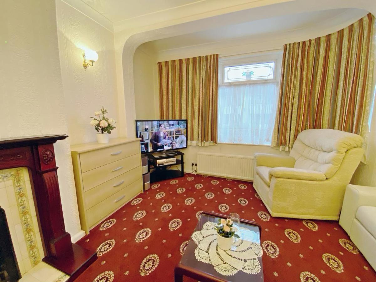 Barking London House Sleeps 12 - Parking - Train Tube - Airport Villa Luaran gambar